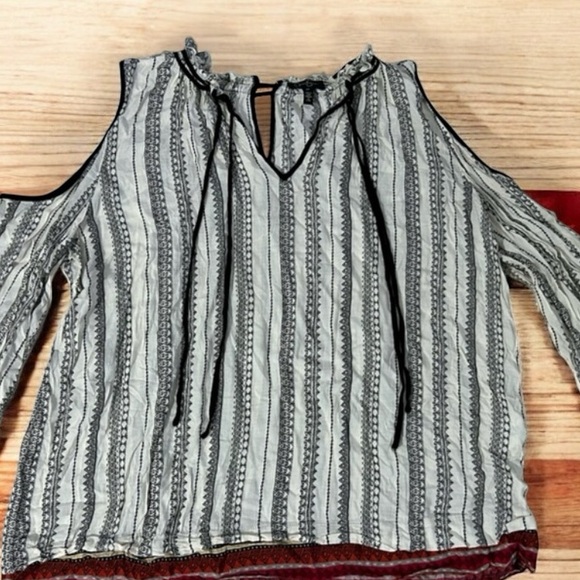Jessica Simpson Cold Shoulder Top 2X - Picture 13 of 13